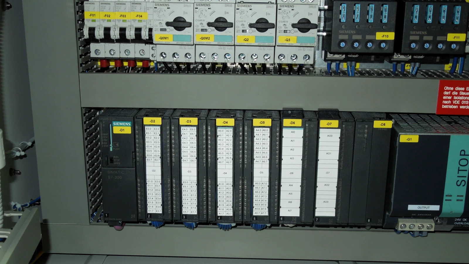 Siemens SIMATIC S7-300 Bestandssteuerung in einem Maschinen-Schaltschrank vor dem Retrofit