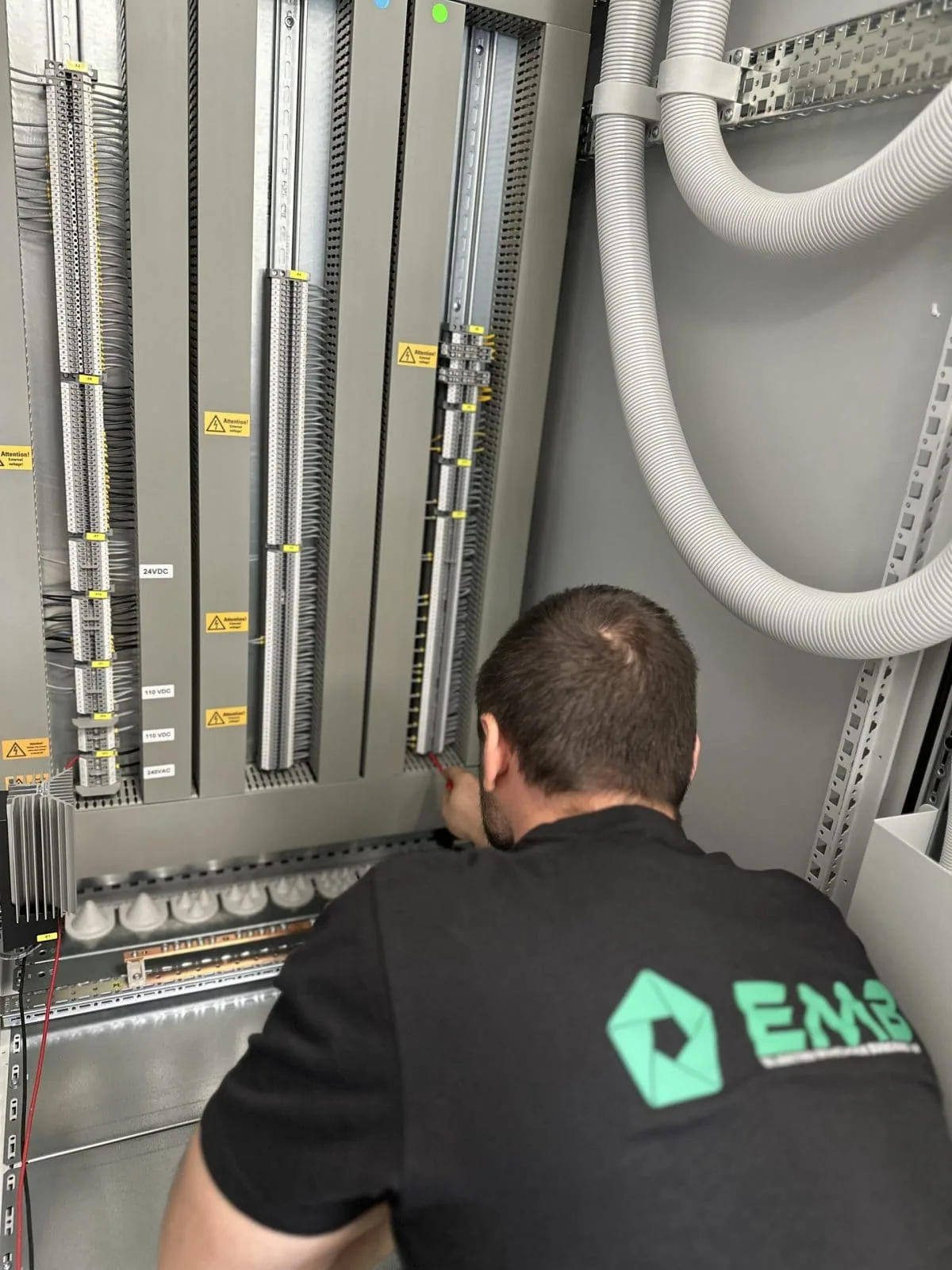 EMB Mitarbeiter beim Schaltschrankbau – Neutraubling bei Regensburg