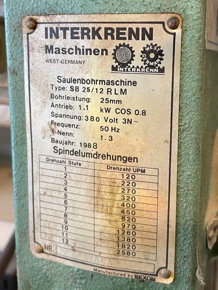 Typenschild einer Säulenbohrmaschine mit Spannungs- und Leistungsangaben.