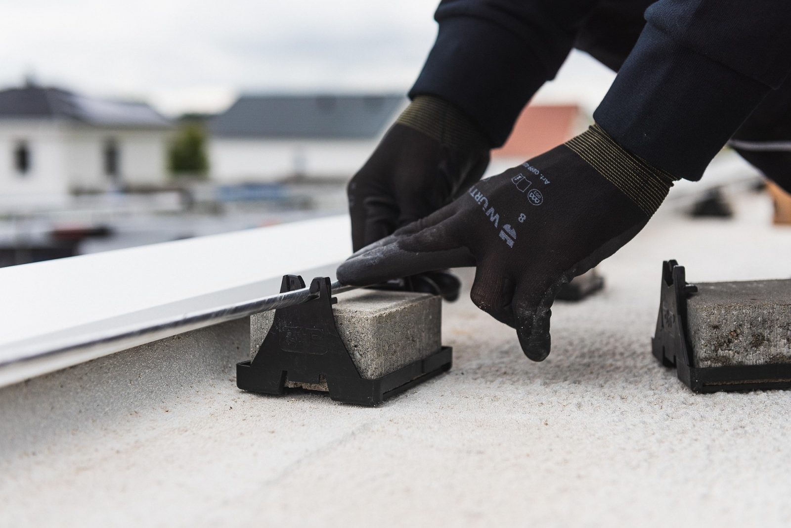 Blitzeinschlag – Blitzschutz mit HVI-Leitung für Gebäude in Bayern durch EMB Neutraubling