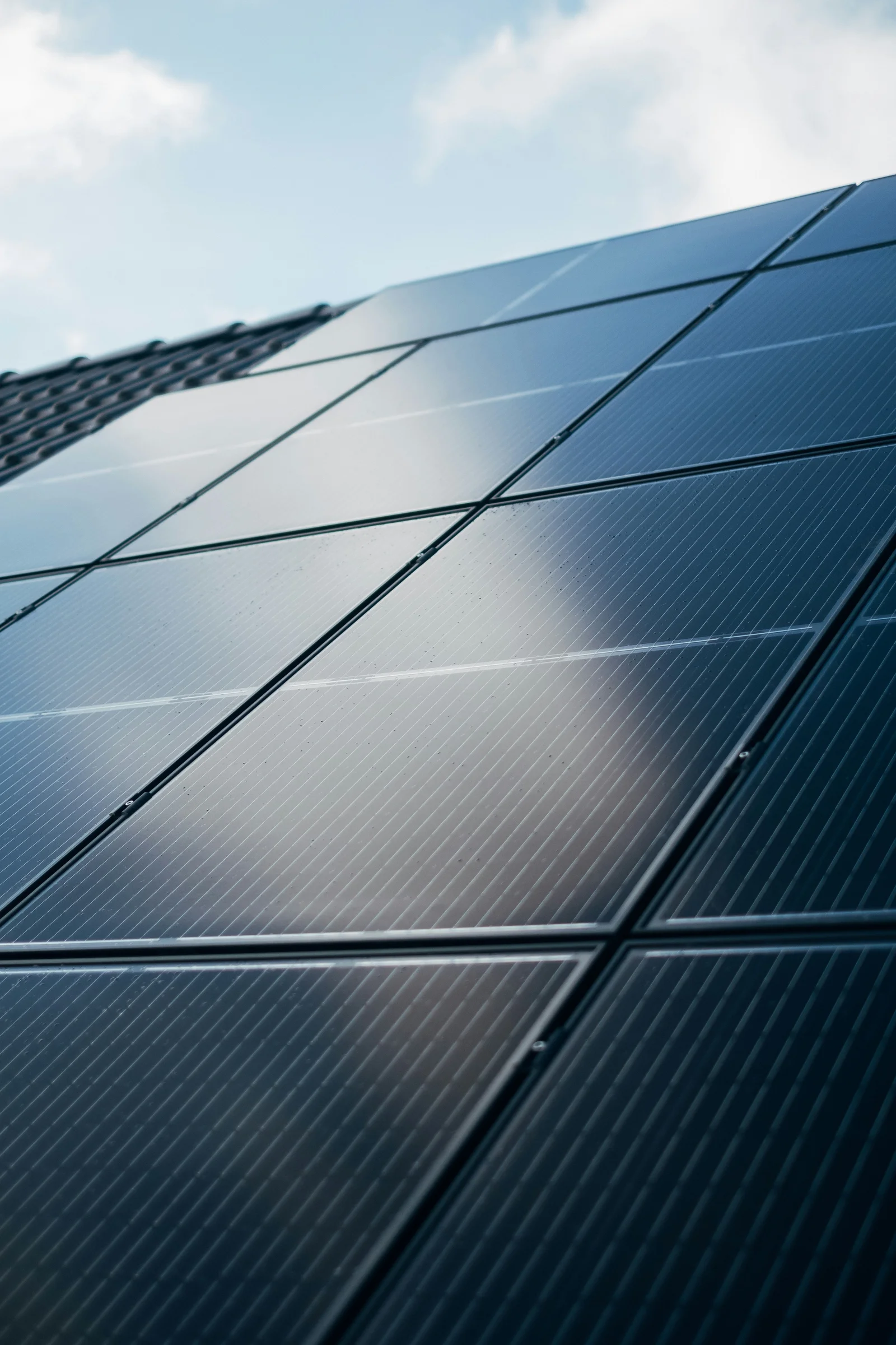 Nahaufnahme einer PV-Anlage – monokristalline Module im Bestand