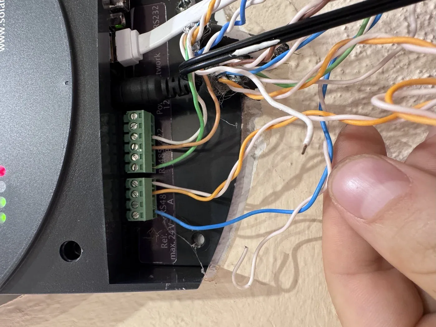 RS485-Anschluss eines PV-Datenloggers während der Fehlersuche.