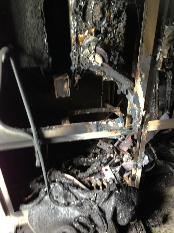 Zerstörter Schaltschrank nach Elektrobrand – verschmolzene Sicherungen