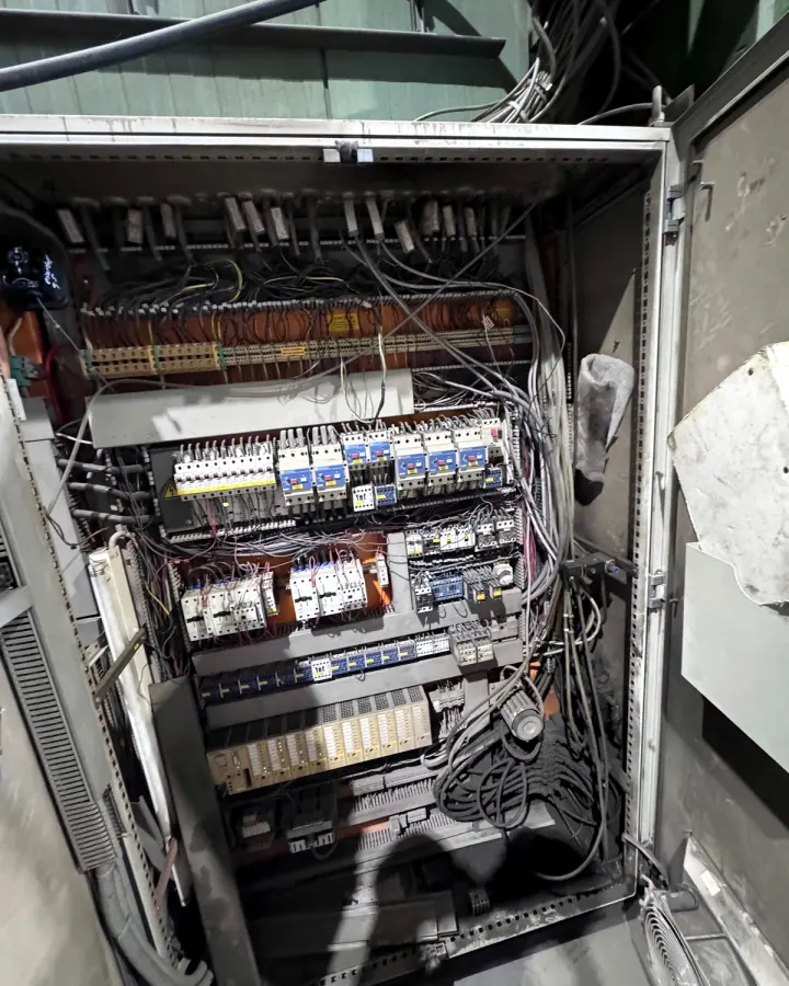 Geöffneter Schaltschrank einer Bestandsmaschine mit Steuerung, Klemmen und Verdrahtung während der technischen Bestandsaufnahme durch EMB.