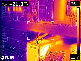 Thermographiemessung an einem Industrieschaltschrank – Wärmebild zeigt Hotspots